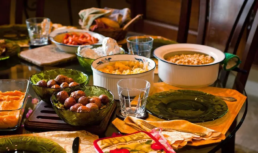 Delicious Food on Family Dinner Table Photo Ideas