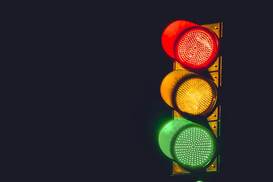 Wallpaper of a bright traffic light with a black background