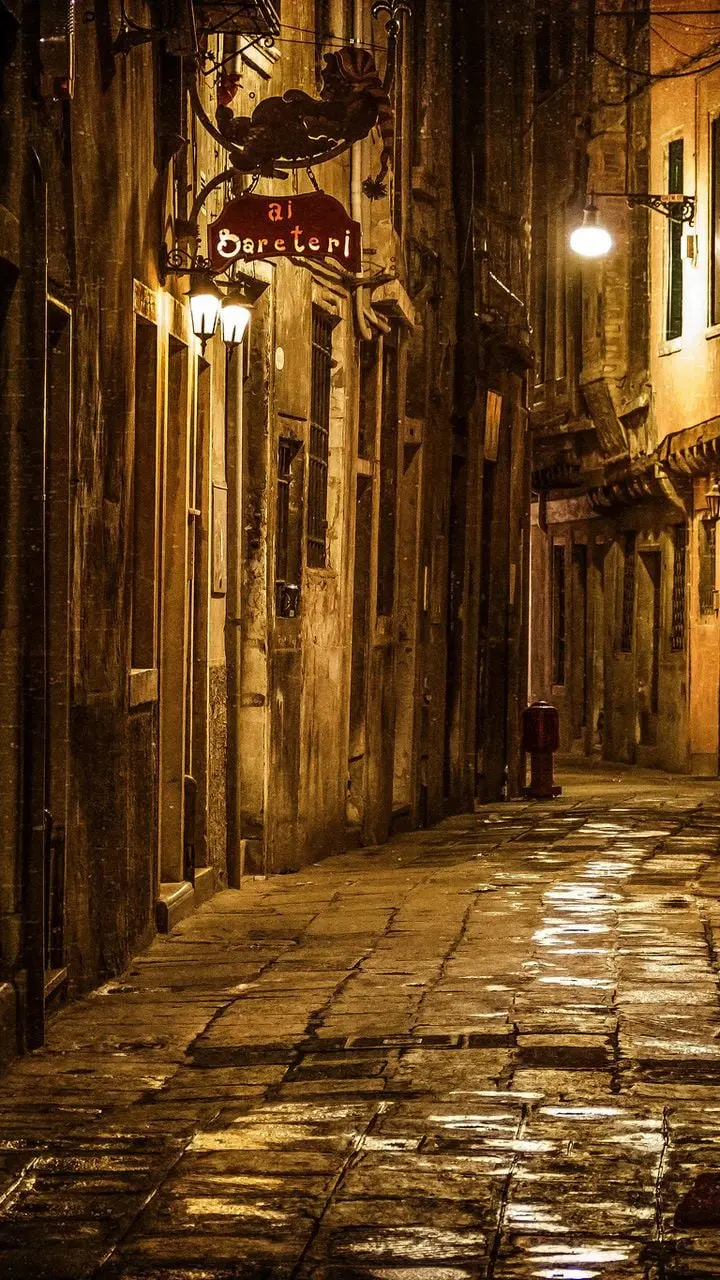 Mobile wallpaper of an Italian street