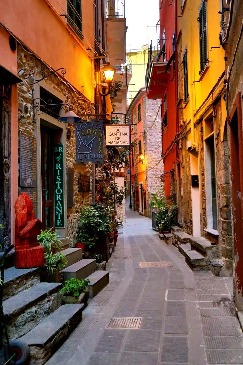 iPhone and Samsung wallpaper from the streets of Italy