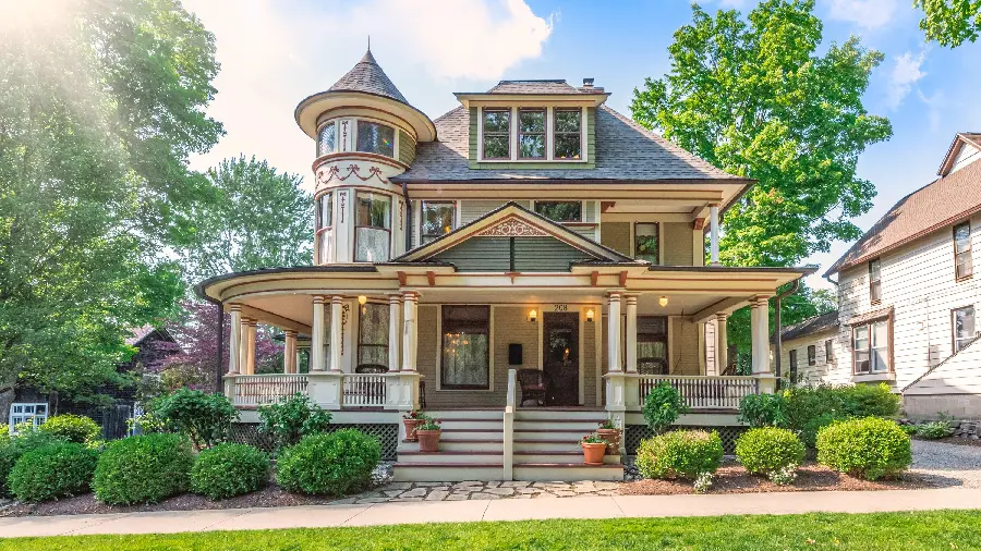 Building with an entrance and elongated tones of Victorian architecture
