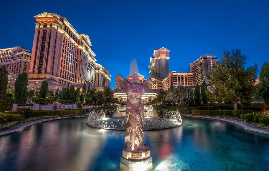 Image of the back life of Caesar's Palace statue and water fountain
