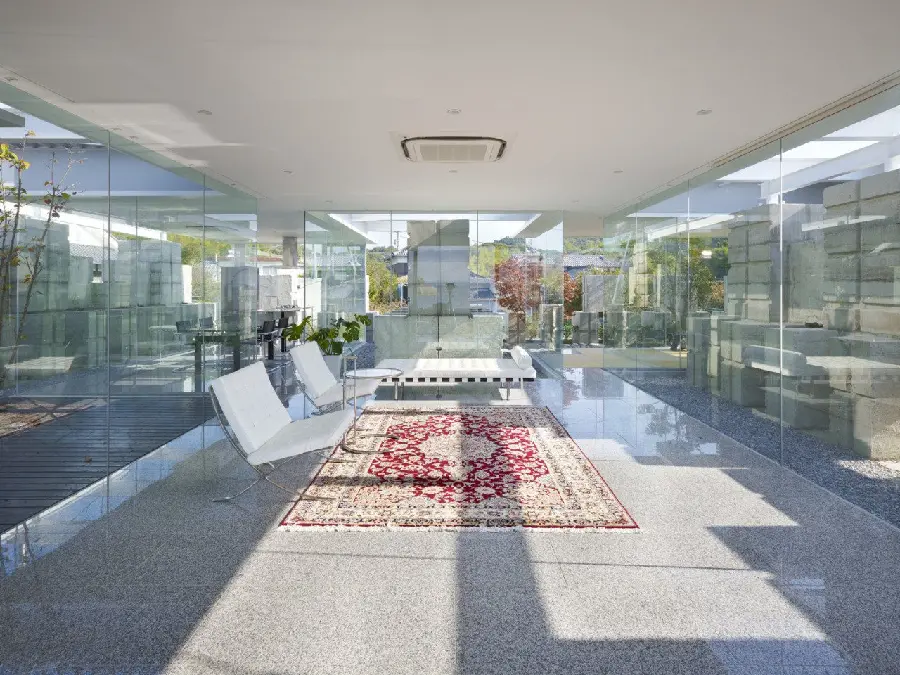 Photo of a corridor with luxurious and cool glass walls