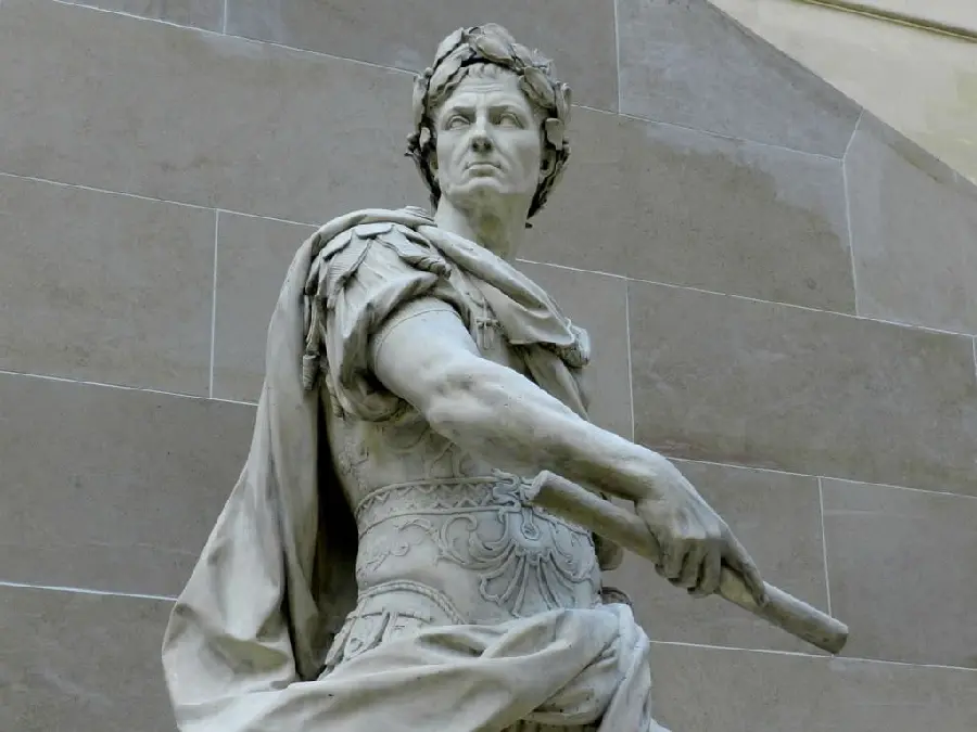 Download the background of the statue of the Roman commander Julius Caesar
