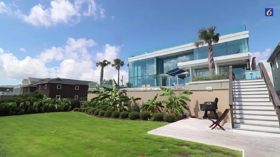 Image of a villa with a glass facade free download