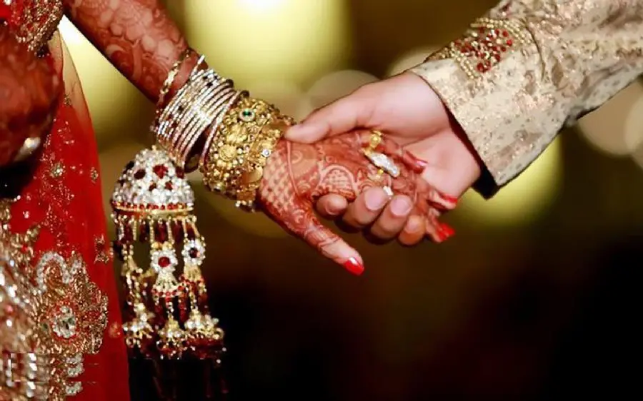 Indian bride and groom hands picture with gold and jewelry for sample photo