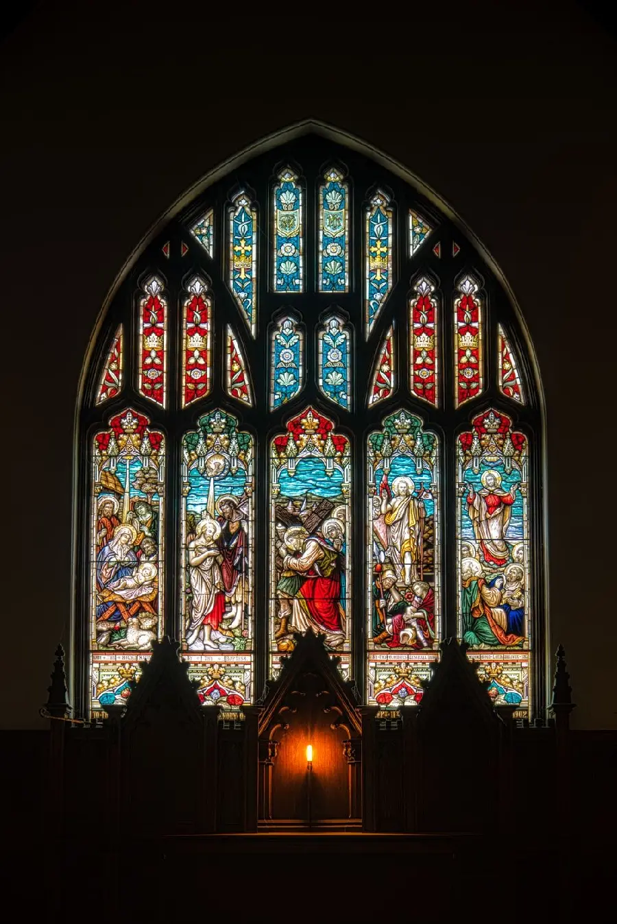 Picture of small cut glass in the form of paintings in old windows 4k
