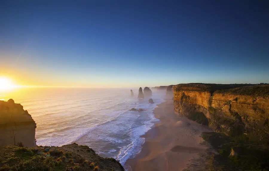 Unspoiled and untouched view of the Australian coast with high waves