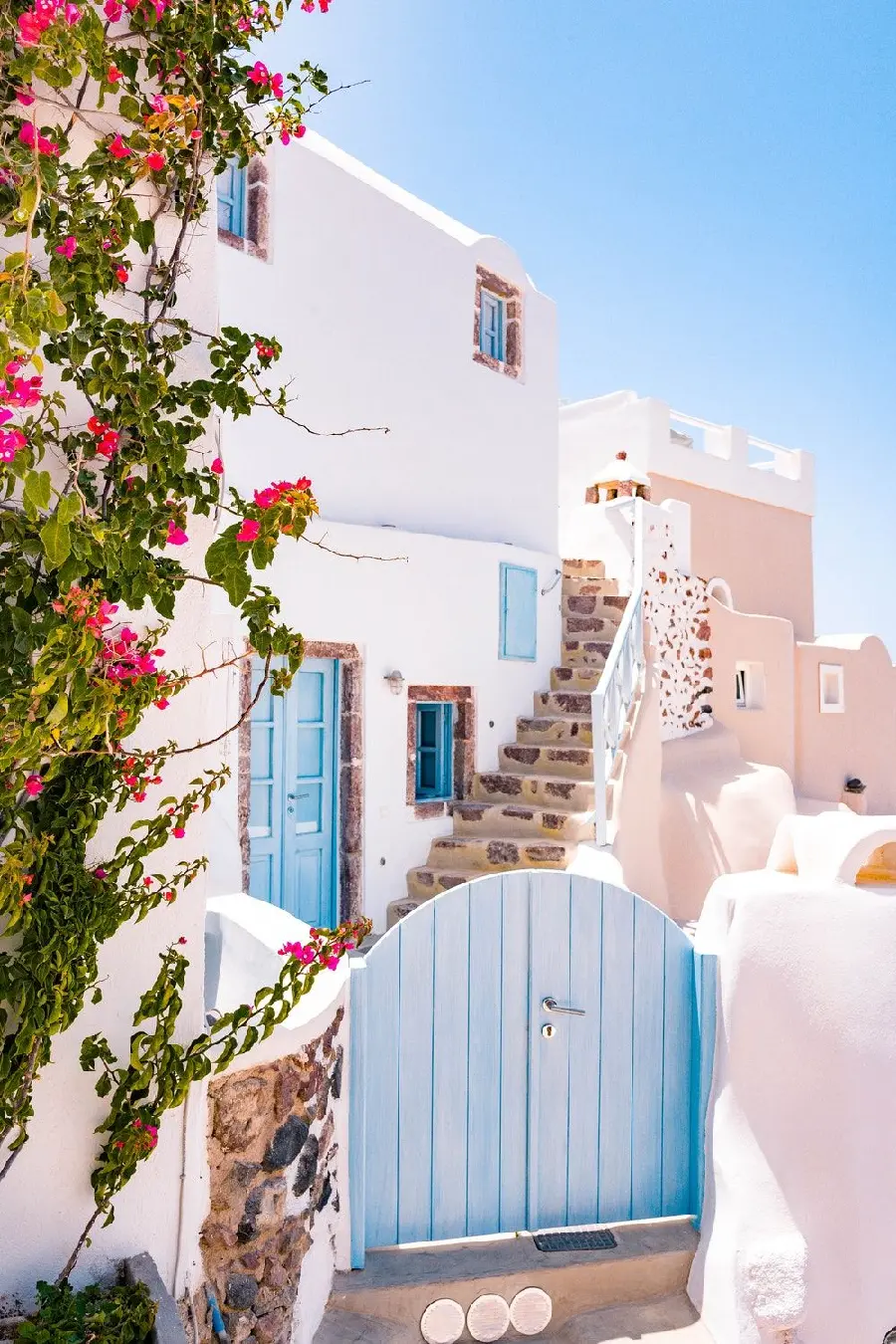 Photo of traditional white building in Italy