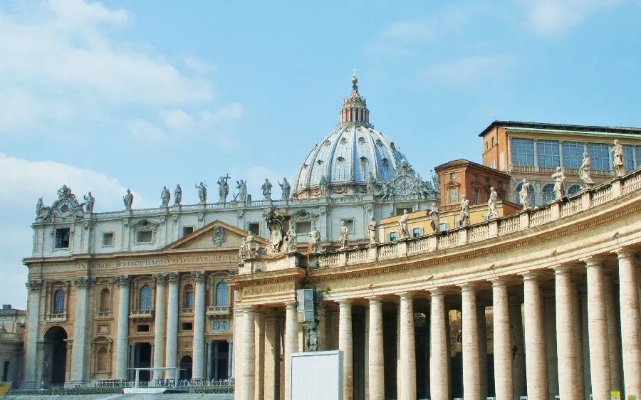 Download the image of the columns of the main Vatican Church
