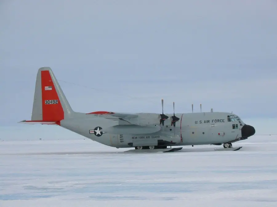 Wallpaper of military transport aircraft model Hercules C 130