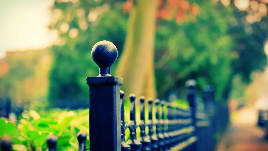 Photography of fences with a single-point angle