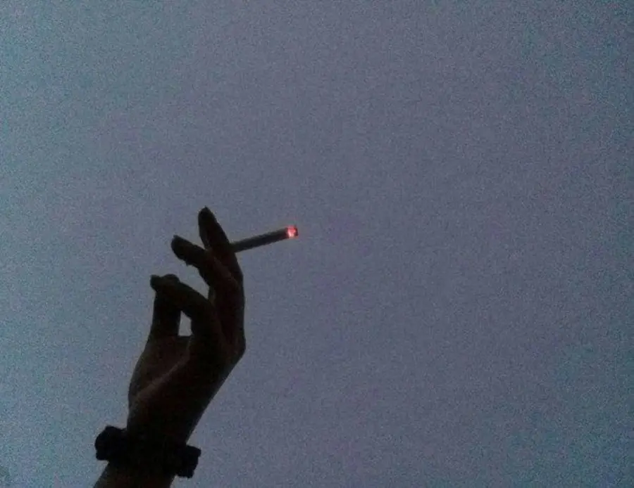Download photo of cigarette in hand for profile
