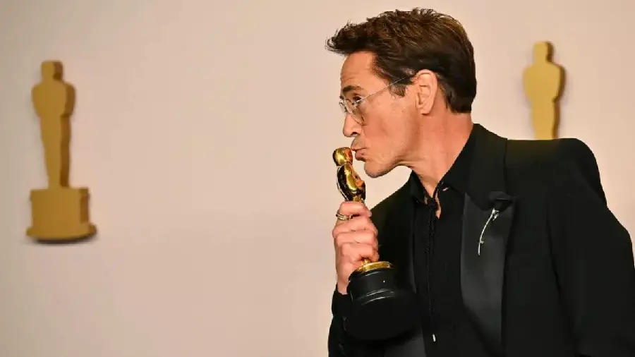 Photo of the 2024 Best Supporting Actor Oscar in the film Oppenheimer starring Robert Downey Jr. 