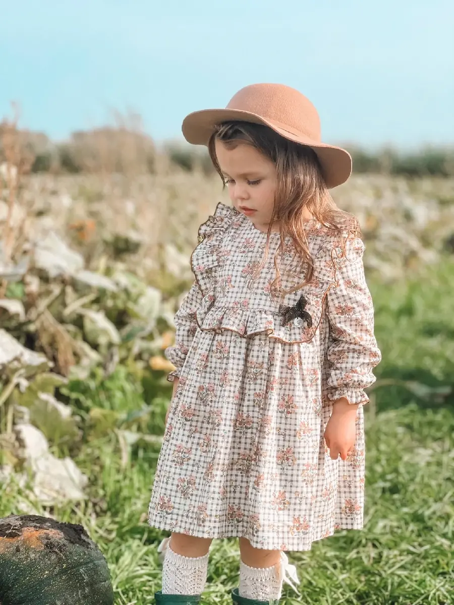 Girl's dress photo