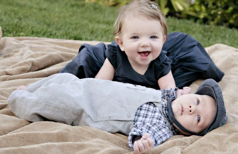 Photos of a newborn girl and boy couple for free download