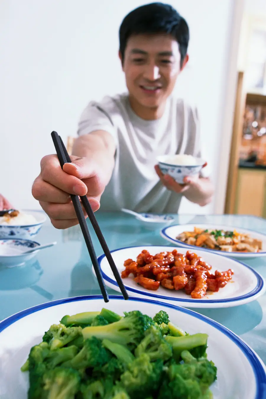 Photo of Chinese people and people of China eating