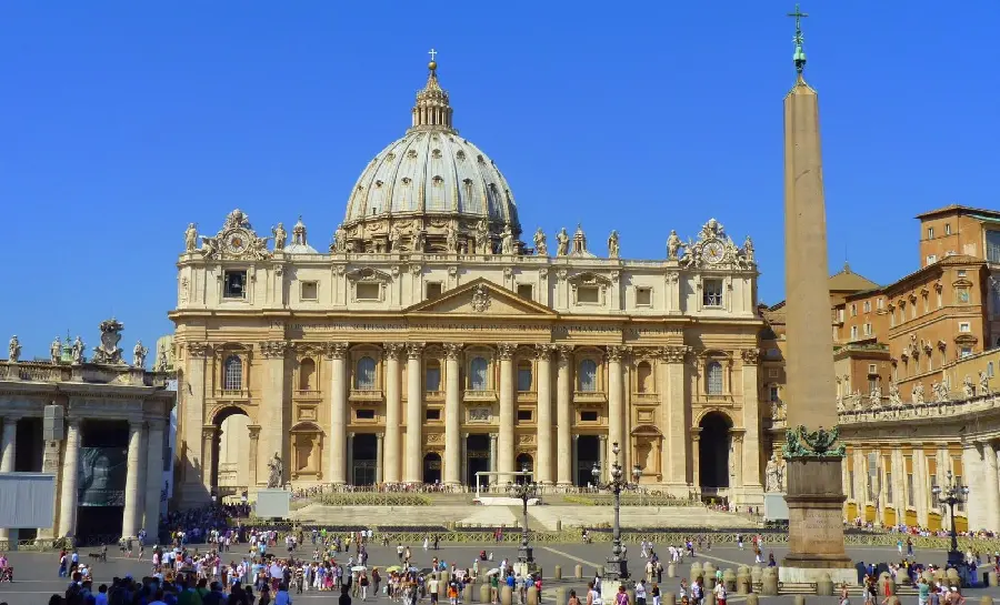 Photo of thousands of Catholics in the Vatican