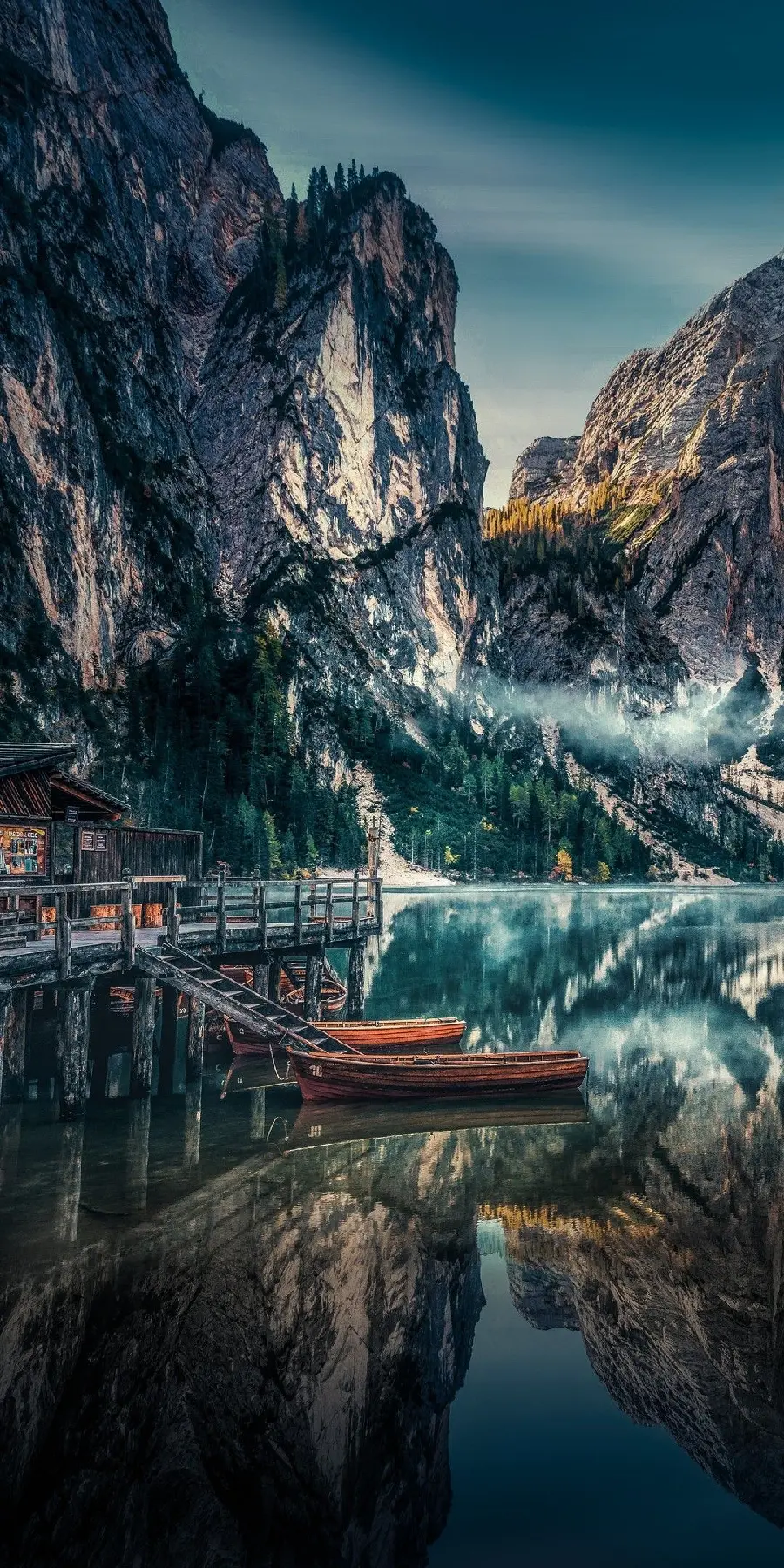 Free Download Wallpaper of the Pristine Nature of Italy Lake and Mountain in 4K Quality