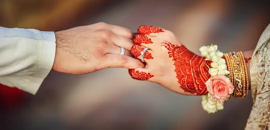 Sample photo of bride and groom's hand pose