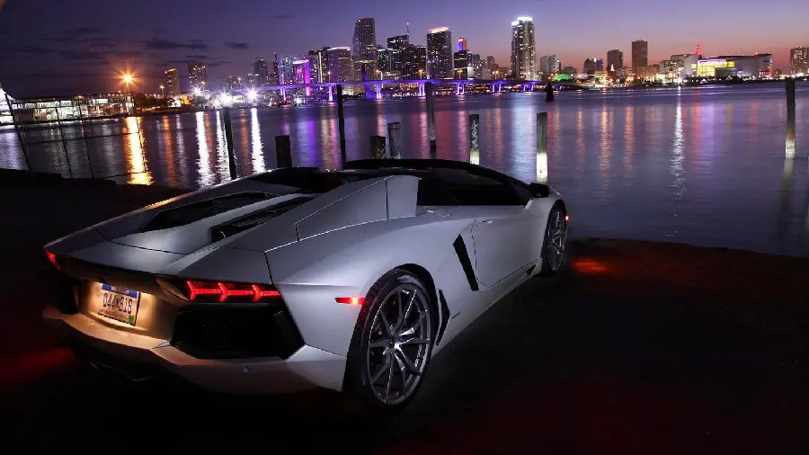 Download wallpaper for the computer for fans of cool and sporty cars