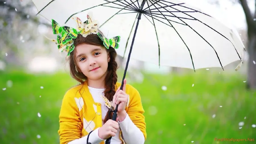 Girl photo pose with chat under the rain
