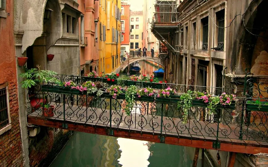 High quality desktop wallpaper of Italian streets and cities