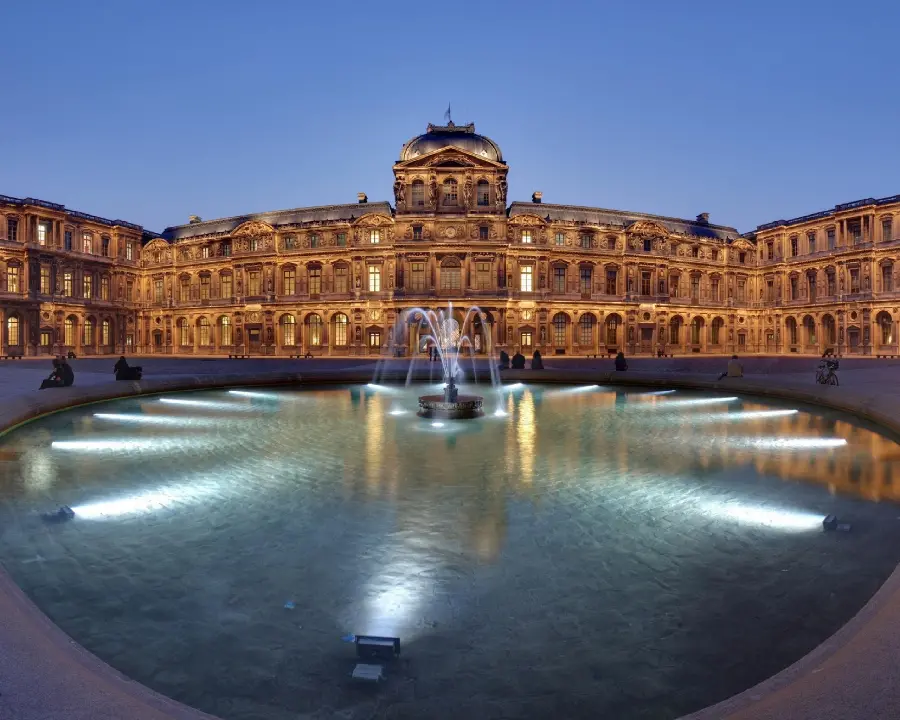 Image of the fountain and the grounds of the Louvre Museum