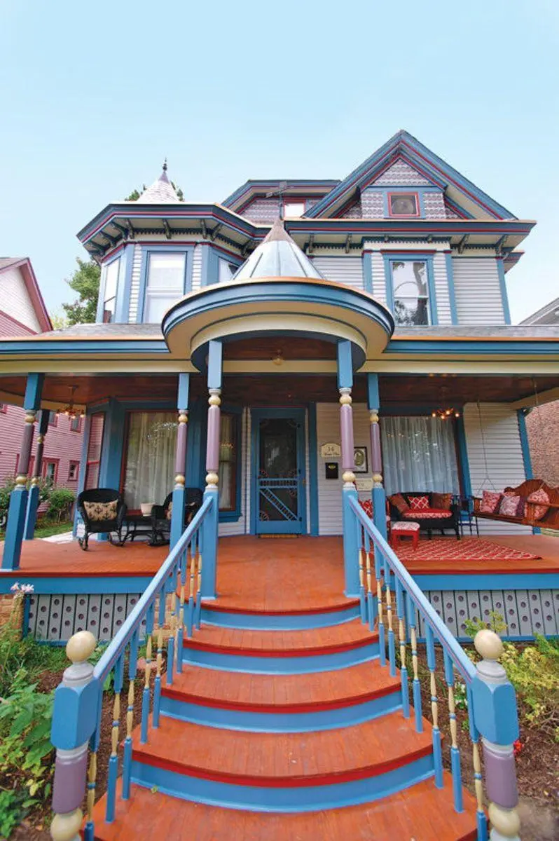 Image of the entrance and columns of a Victorian architecture building