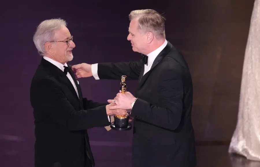 Photo of the winner of the best director for the film Oppenheimer by Christopher Nolan at the Oscars 2024