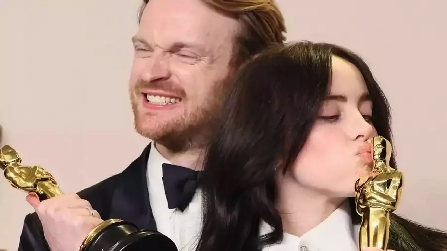 Photo of Billie Eilish winning the Oscar 2024