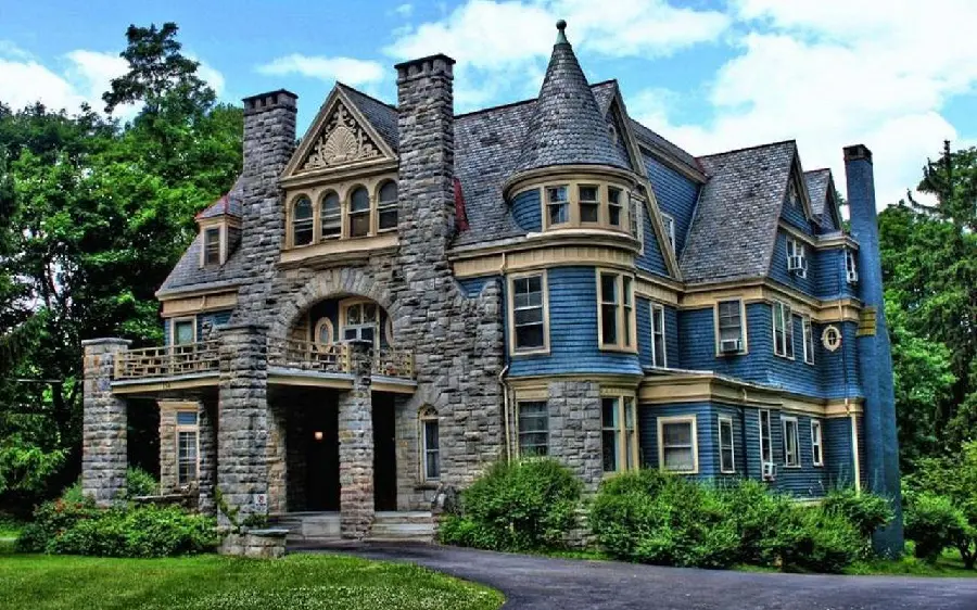 Image of a magnificent English building with Victorian architecture