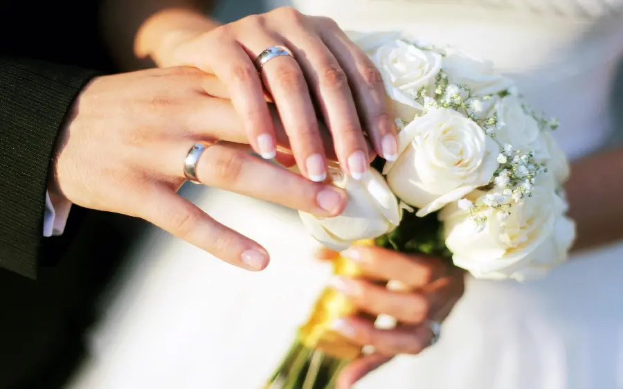 Sample photo of the bride's and Groom's hand and ring with bouquet in high quality and free