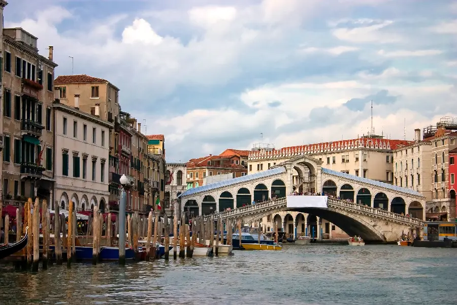 Interesting and dreamy background photo of the Rialto Bridge in Venice, Italy