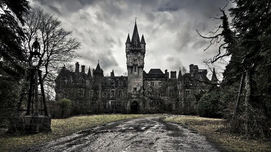 Photo of an old palace in the Victorian architectural style