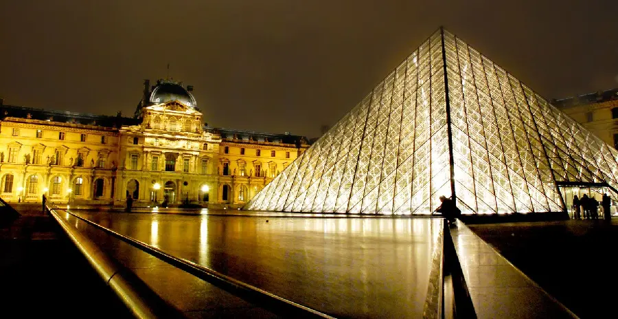 Photo of the Louvre Museum at Night