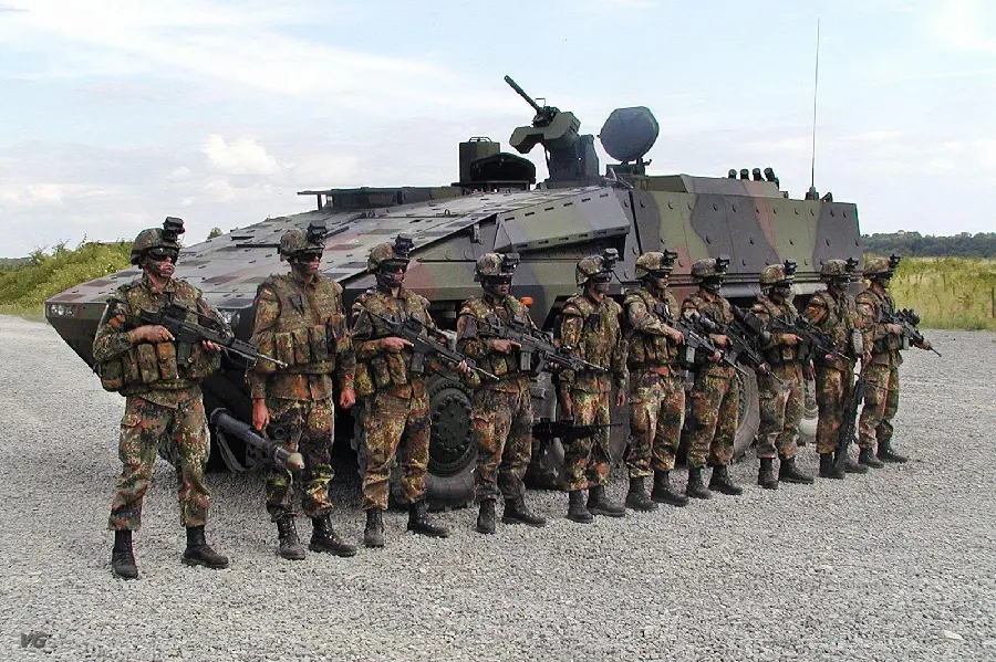 Special forces troops next to Tang
