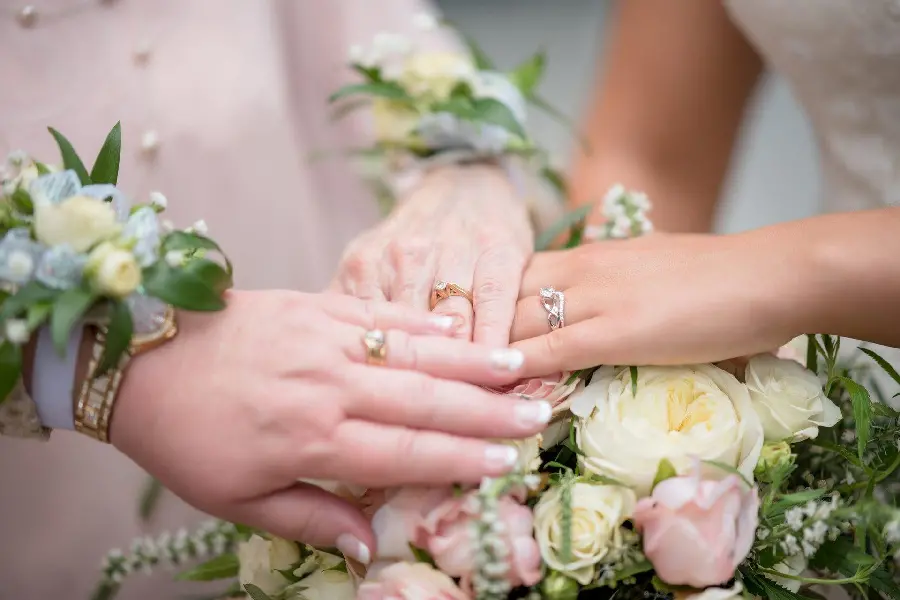 Sample photo of bridesmaid's hands for photo pose