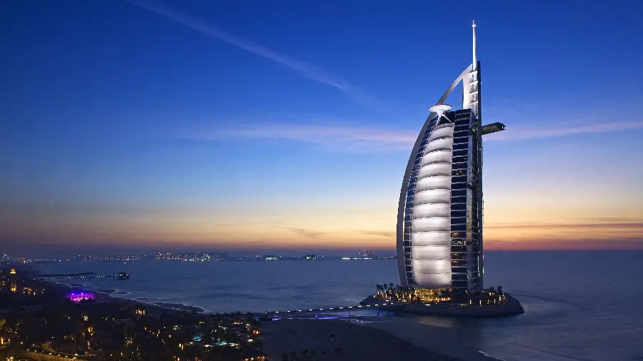 Image of a sail-shaped hotel in Dubai in 6K quality