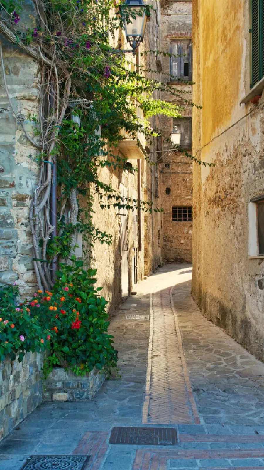 High quality photos of Italian alleys