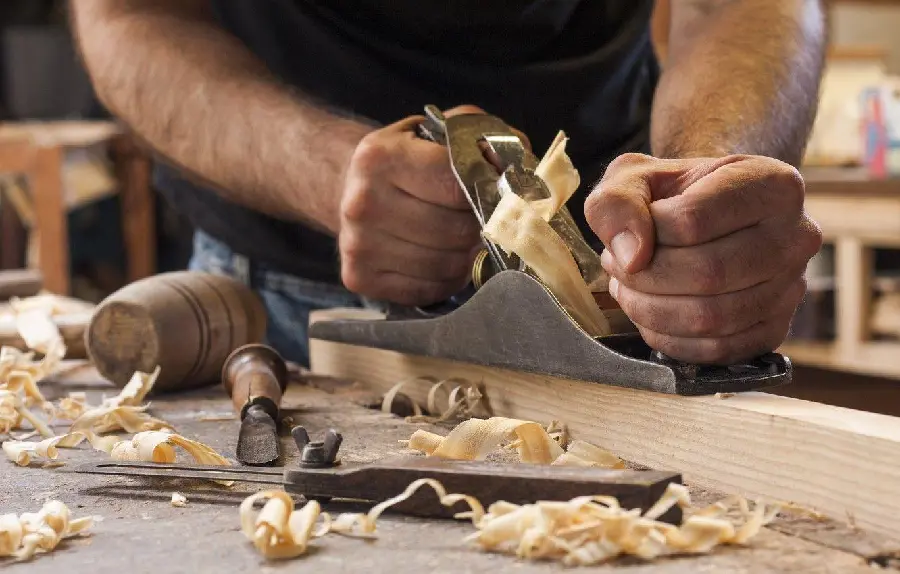 Picture of a carpenter working with tools for a profile