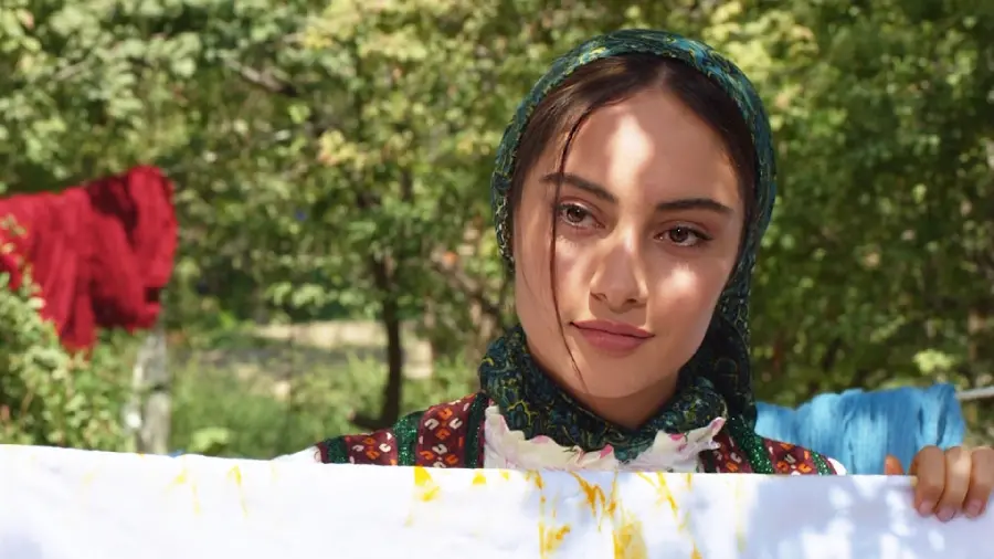 Simple and No Makeup Photo of Terlan Parvaneh