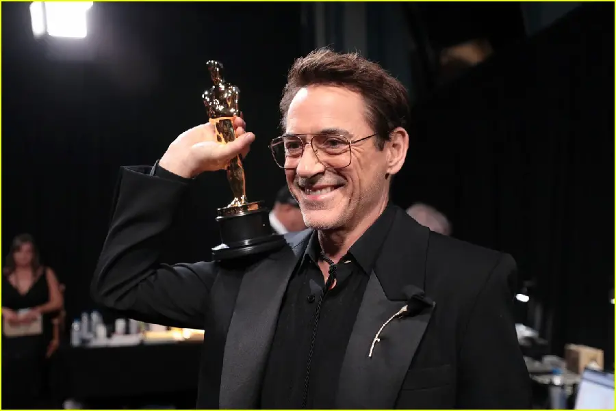 Photo of Robert Downey Jr. winning the supporting role in the film Oppenheimer Oscar 2024