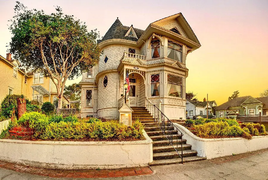 Image of a Victorian architectural style with elongated and metal columns