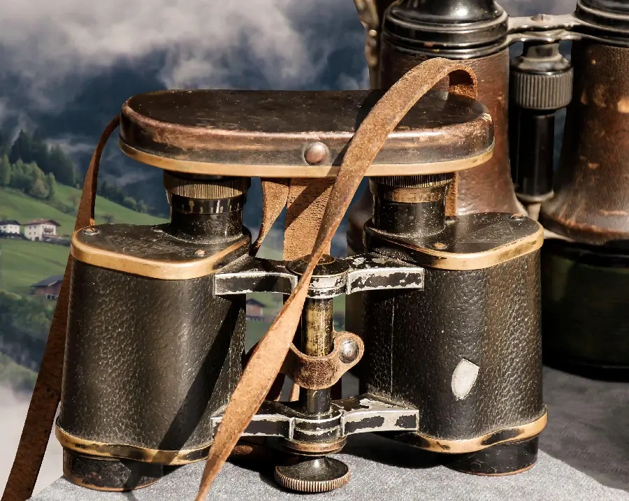 Image of old binoculars
