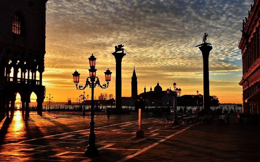 Image of seaside sidewalks in Italy