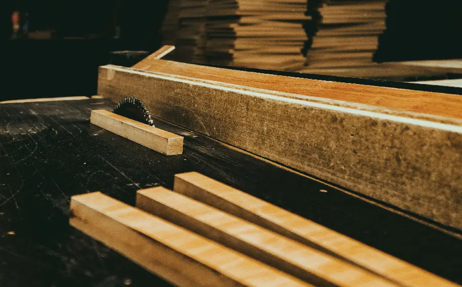 Photo of a chainsaw inside a carpentry workshop download in high quality