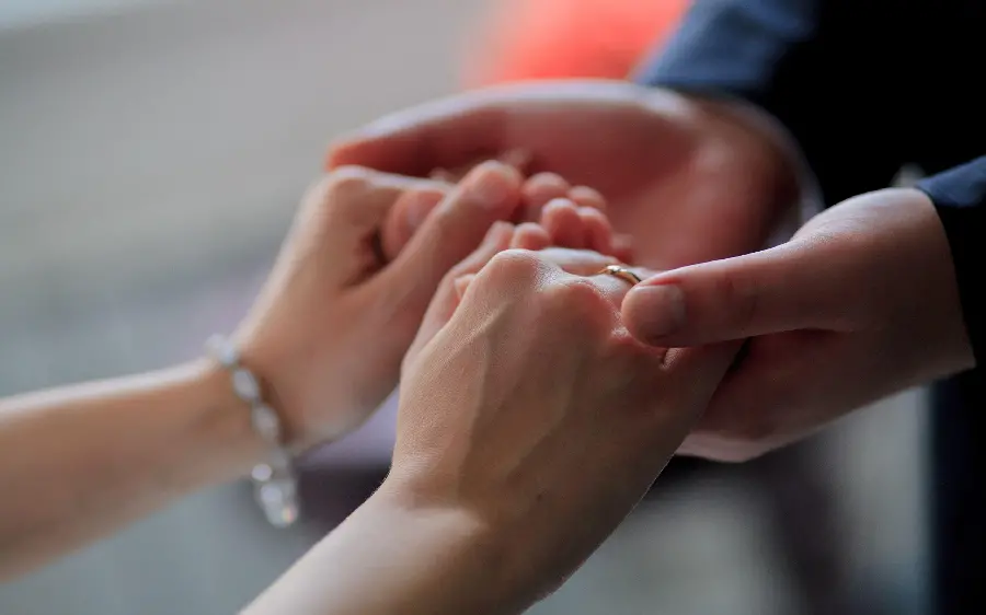 Sample photo of bride and groom's hands for a photo pose