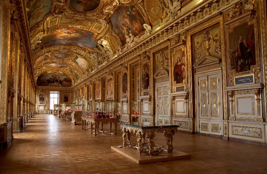 Photo of the corridor and valuable and historical paintings in the Louvre Museum