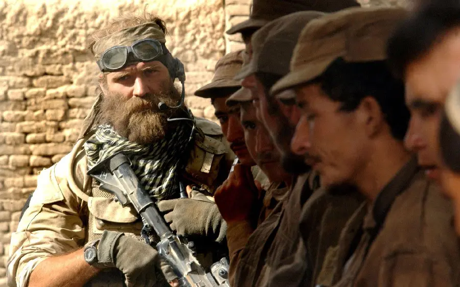 A cool picture of a special forces soldier next to the commander